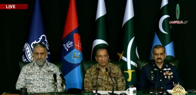 لیفٹیننٹ جنرل احمد شریف چوہدری، ائیر وائس مارشل طارق غازی اور ڈپٹی چیف آف نیول سٹاف ریئر ایڈمرل شفاعت علی
