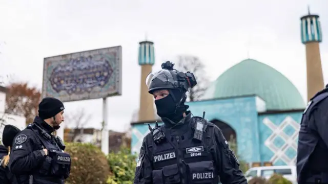 وزارت کشور آلمان از مرکز اسلامی هامبورگ به عنوان «مکانی برای جاسوسی و حمایت از حزب‌الله» نام برد و آن را تعطیل کرد