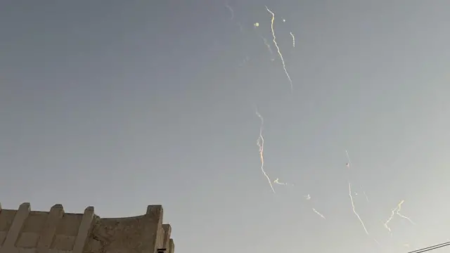 Pocisk wystrzelony przez Iran został przechwycony i zniszczony przez systemy obrony nad Dohą w Katarze 28 lutego 2026 roku.