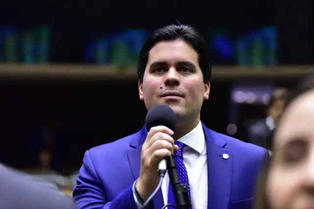 Deputado André Fufuca fala ao microfone