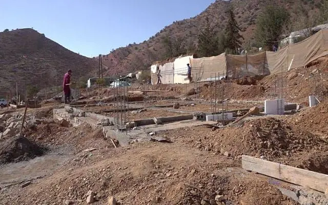 Tentes à proximité des chantiers de construction des maisons démolies.