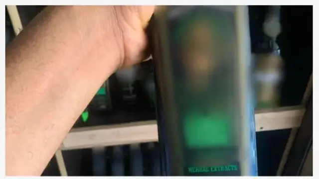 Aworan ọwọ to gbe igo egbogi bitters dani