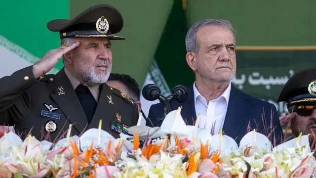 የኢራን ፕሬዝዳንት ማሱድ ፔዜሽኪያን (በስተቀኝ) በቴህራን ሚያዝያ 18/2025 በተካሄደው የብሔራዊ ጦር ሠራዊት ቀን ሥነ ሥርዓት ላይ 