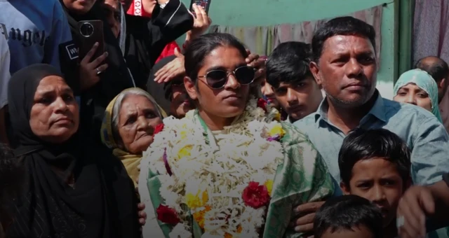 सिमरनचं जल्लोषात स्वागत करण्यात आलं.