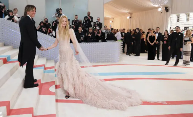 Keith Urban (z lewej) i Nicole Kidman pozują na dywanie podczas Met Gali w 2023 r., corocznej imprezy charytatywnej na rzecz Instytutu Kostiumów Metropolitan Museum of Art, w Nowym Jorku, USA, 1 maja 2023 r.