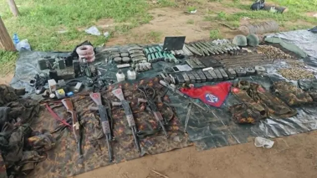 စစ်တပ်စစ်ကြောင်းဖြတ်တိုက်မှုကနေ သိမ်းဆည်းရရှိခဲ့တဲ့ လက်နက်ခဲယမ်းတွေလို့ ပေါက်ပကဖထုတ်ပြန်ထားတဲ့ပုံ