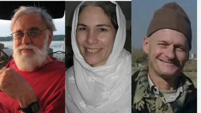 له ښې اړخه د امریکا د سمندري ځواکونو پخوانی افسر مارک فریرکس، سیډني میزل د امریکا یوه مرستندویه کارکوونکې او امریکايي لیکوال پل ایډوین اووربي جونیئردی.