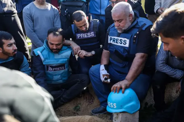 El Cezire muhabiri Wael Al-Dahdouh (sağdan ikinci) aile ve arkadaşlarıyla 7 Ocak 2024'te Gazze'nin Refah kentinde gazeteciler Hamza Al-Dahdouh ve Mustafa Thuraya'nın cenazelerinde.