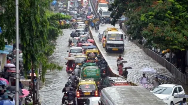 सालाबादाप्रमाणे यंदाही मुंबईत पहिल्या पावसाने पाणी तुंबलं