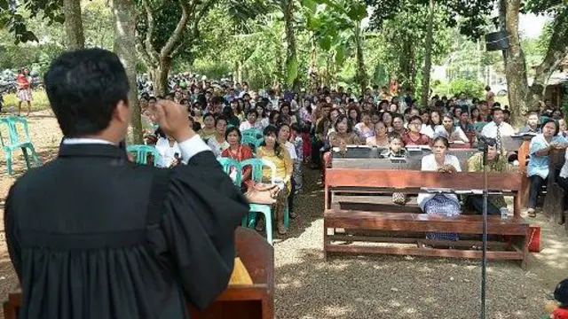 Pendeta Kristen Indonesia Torang Simanjuntak menyampaikan misa Minggu Paskah di samping reruntuhan Gereja Kristen Protestan Batak Taman Sari di Bekasi, di pinggiran Jakarta pada tanggal 31 Maret 2013.