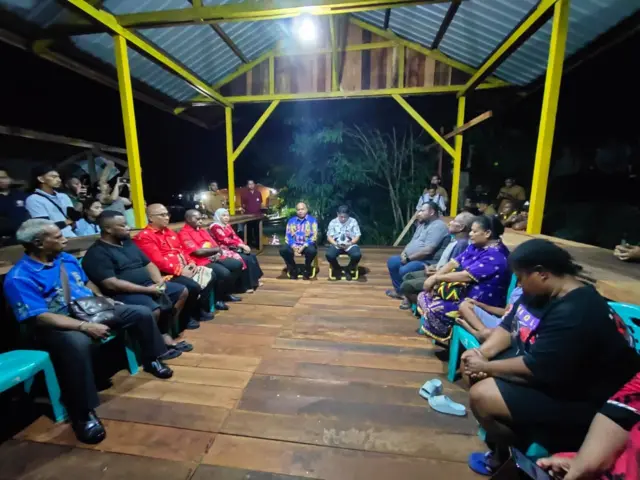 Keluarga mendiang Irene Sokoy saat bertemu dengan Gubernur Papua, pada Jumat (21/11).