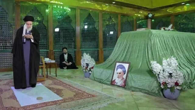 Markii ugu horreysay oo uu goob fagaare ah ka soo muuqdo meel ka baxsan hoygiisa tan iyo hanjabaaddii Trump, Khamenei waxa uu booqday mowlaca aasaasihii Jamhuuriyadda Islaamiga ah, Ayatollah Ruhollah Khomeini