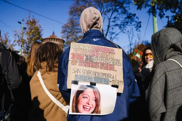 Cecchettin'in fotoğrafını taşıyan protestocular