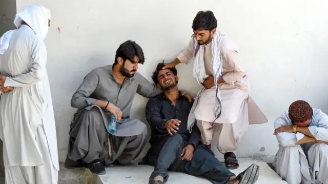 बीती रात चरमपंथी हमले में पिता की मौत के बाद शोक में डूबे बेटे और परिवार