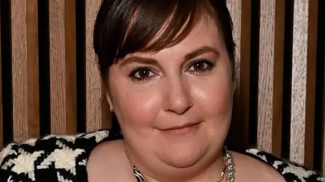 Lena Dunham posando para foto em evento