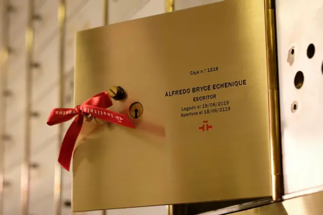 Puerta de una caja fuerte con el nombre de Alfredo Bryce Echenique grabado. 