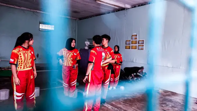atlet perempuan barongsai