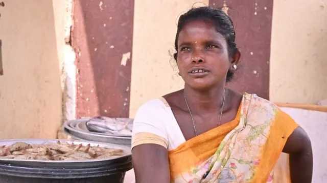 చేపల మార్కెట్‌లో రొయ్యల విక్రయదారు నూకాలమ్మ