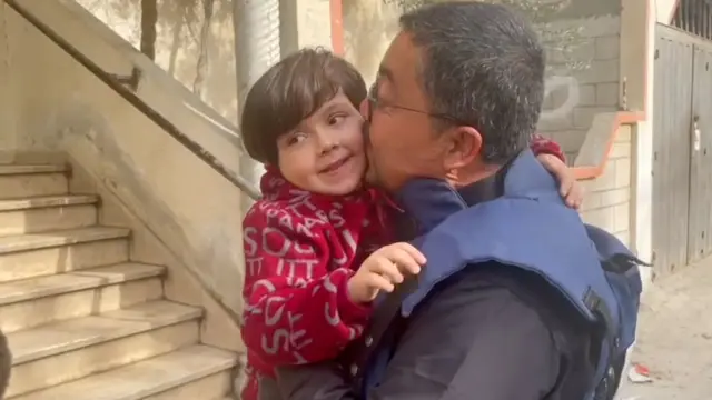 عدنان وابنته الصغرى رزان البالغة من العمر خمس سنوات