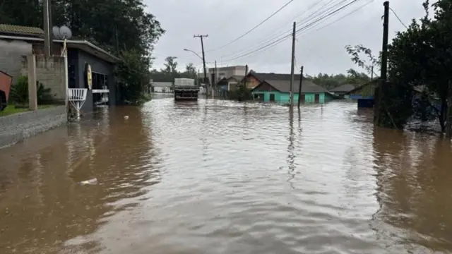 Rue inondée dans la ville de Lindolfo Collor, dans le Rio Grande do Sul, après qu'un cyclone extratropical a frappé la région sud du Brésil en juin 2023