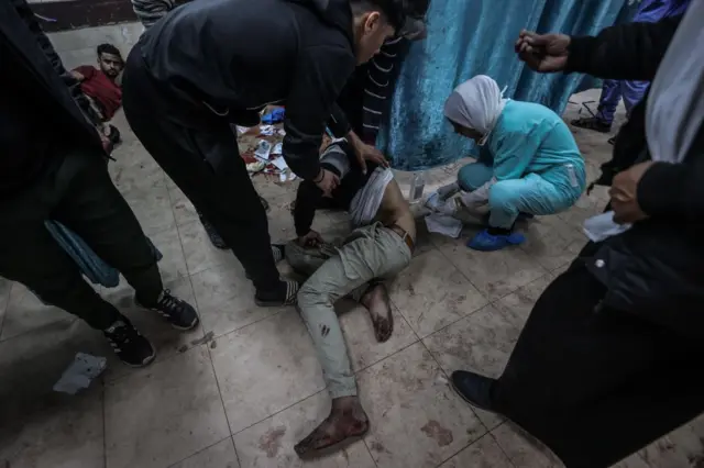 جرحى فلسطينيون في مستشفى شهداء الأقصى بعد أن استهدفت غارة جوية إسرائيلية منزلاً بالقرب من المستشفى في 10 يناير/ كانون الثاني 2024