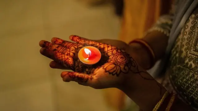 दीपावलीको अवसरमा जोहानेस्बर्गमा बलेको बत्ती भएको दीयो हातमा लिएकी एक हिन्दू महिला