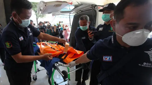 Petugas membawa jenazah korban runtuhnya bangunan mushala Pondok Pesantren (Ponpes) Al Khoziny untuk diidentifikasi di Rumah Sakit Bhayangkara H.S. Samsoeri Mertojoso, Surabaya, Jawa Timur, Senin (6/10/2025).