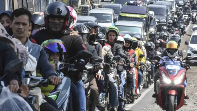 Pemudik terjebak kemacetan saat pemberlakuan sistem satu arah (one way) di Jalur Selatan, Malangbong, Kabupaten Garut, Jawa Barat, Kamis (20/04)