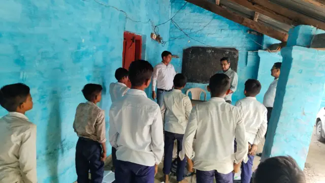 अपनी मांगों को लेकर स्टूडेंट्स का प्रदर्शन कई घंटों तक चलता रहा