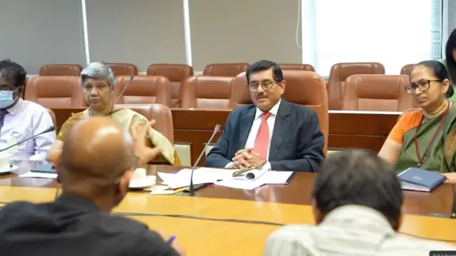 වෘත්තීය සමිති නියෝජිතයින් සහ ශ්රී ලංකා මහ බැංකුවේ අධිපති ආචාර්ය නන්දලාල් වීරසිංහ සහ මහ බැංකුවේ ජ්යෙෂ්ඨ නිලධාරීන් අතර සාකච්ඡාව