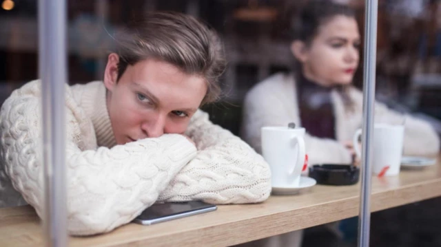 امرأة في مقهى.