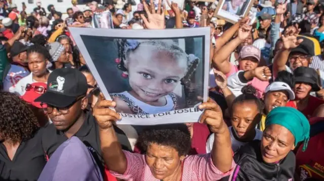 Umati wa watu umejitokeza nje ya mahakama ambapo washukiwa hao walionekana