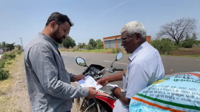 भाऊसाहेब कांबळे खत खरेदी केल्यानंतर आमच्याशी बोलताना.