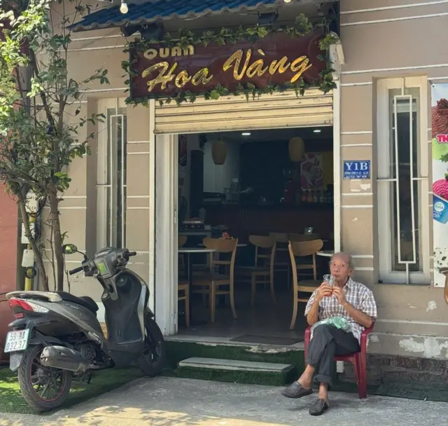 Nhà thơ Phạm Thiên Thư nơi Quán Hoa Vàng của ông