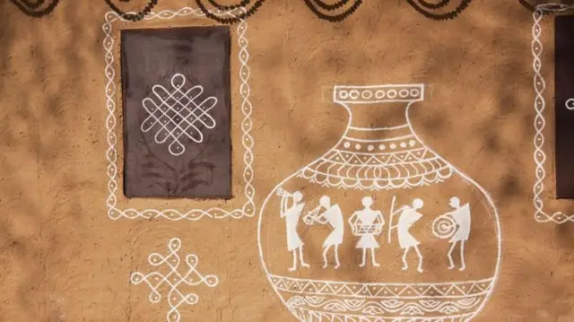 भारतीय संविधानातील कलम 342 मध्ये आदिवासी, आदिवासी समुदाय आणि आदिवासी समुहातील इतर जमाती यांचा उल्लेख आढळतो.