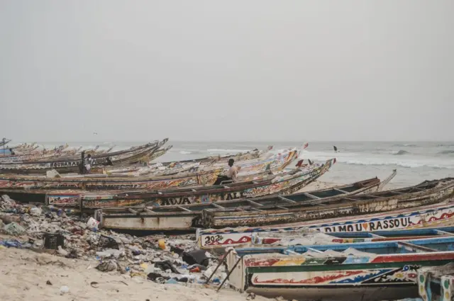 Pirogues à quai à Guet Ndar, à Saint-Louis, au Sénégal, le 13 août 2024. A cause du chômage des pêcheurse, ce port est l'un des points de départ les plus actifs pour regagner illégalement l'Europe dans l'espoir d'une vie meilleure. 