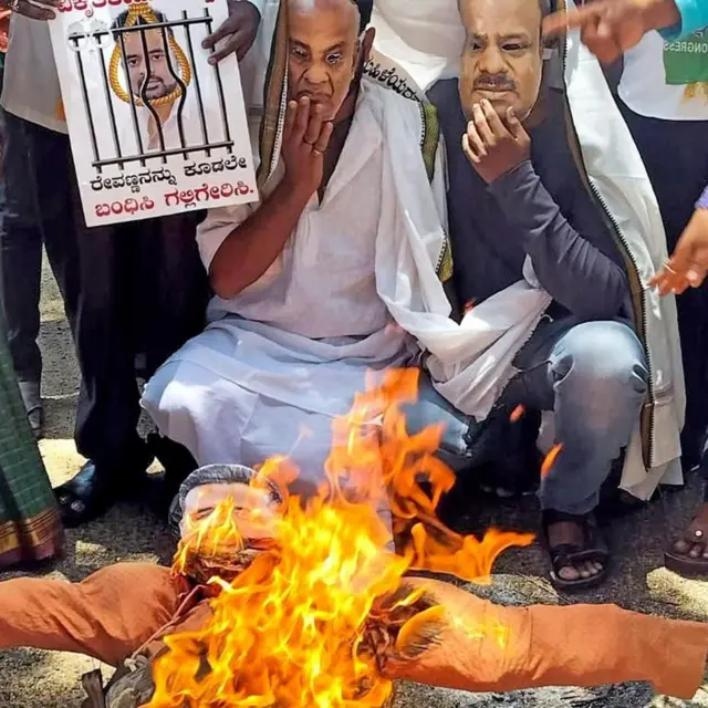 ప్రజ్వల రేవణ్ణ దిష్టిబొమ్మ దహనం ఫోటో