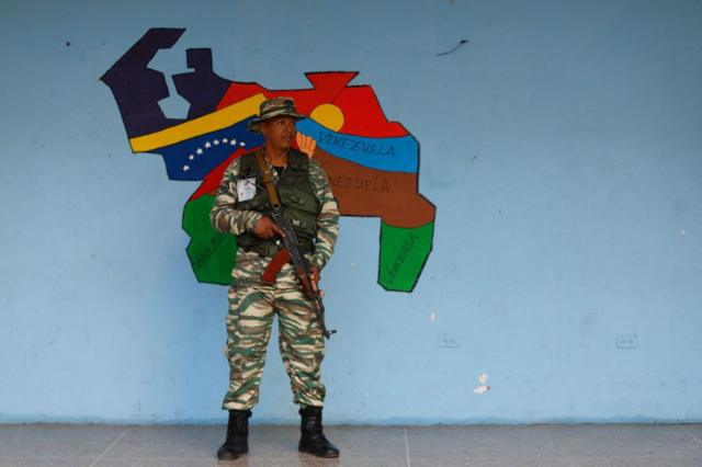 Un miembro de las milicias bolivarianas en un centro de votación.
