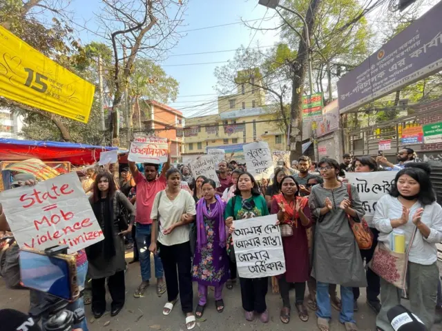 মব বা দলবদ্ধ বিশৃঙ্খলার বিরুদ্ধে ক্ষোভ প্রকাশ করেন বিক্ষোভকারীরা