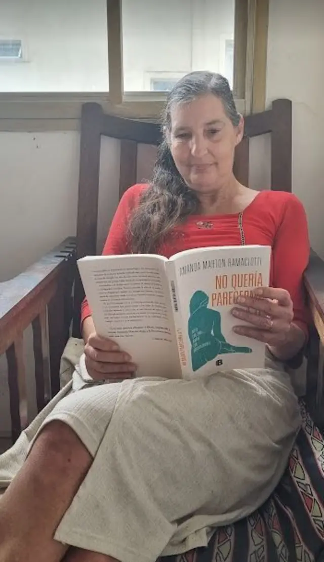 Madre de Amanda lee el libro