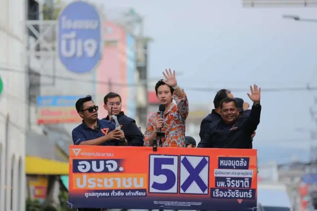 พิธา ลิ้มเจริญรัตน์ นำทีมหาเสียงช่วยผู้สมัครนายก อบจ.สุราษฎร์ธานี เมื่อ 18 ม.ค.