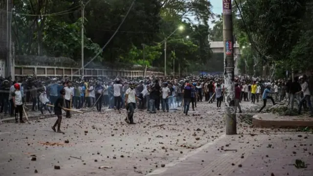 बाङ्ग्लादेशमा विद्यार्थी र प्रहरीबीच झडप