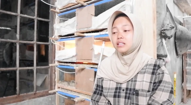 "Mama tidak pulang lagi dan tidak bisa bersama Zahira. Zahira sangat takut kehilangan mama lagi seperti tahun lalu," kata Zahira sambil menahan tangis.