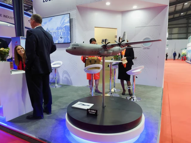 Mô hình máy bay vận tải quân sự C-130J của Lockheed Martin được trưng bày tại Triển lãm Quốc phòng Quốc tế Việt Nam 2022 tại Hà Nội vào tháng 12/2022
