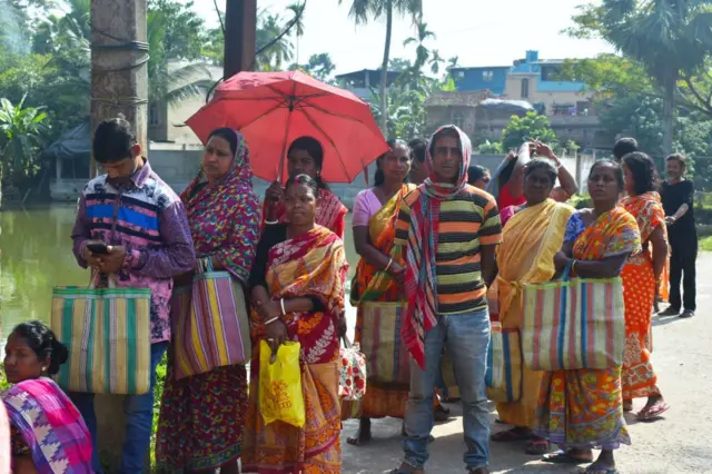 राशन के इंतजार में खड़े लोग