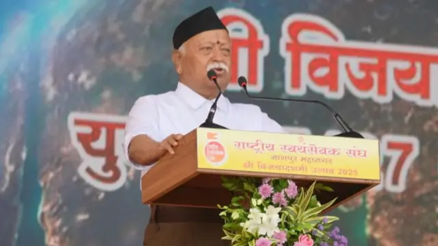 आरएसएस प्रमुख मोहन भागवत भाषण देते हुए