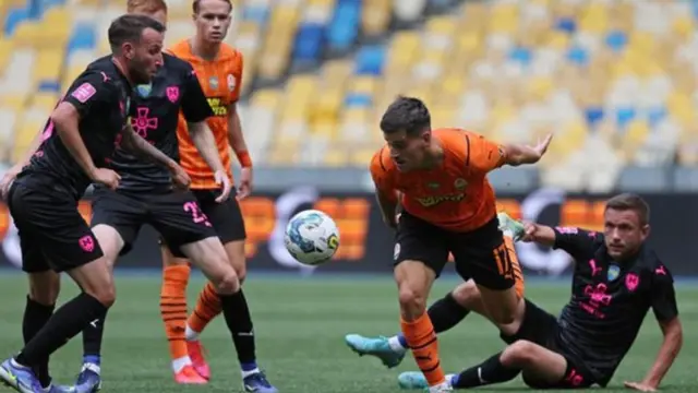 شاختار (تیم نارنجی‌پوش) صدرنشین لیگ ۲۲-۲۰۲۱ اوکراین قبل از لغو مسابقات به دلیل تهاجم روسیه بود