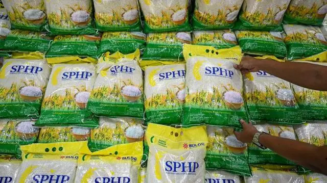 Seorang pekerja merapikan beras program Stabilisasi Harga dan Pasokan Pangan (SPHP) di salah satu pusat perbelanjaan di Jakarta, Senin (19/2/2024).