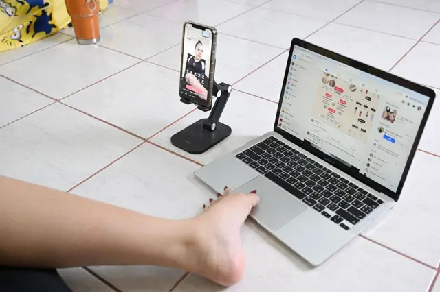 ช่อง "ฝ้ายใช้เท้าแต่งหน้า" มีผู้ติดตามเฉพาะบนแพลตฟอร์มติ๊กตอกสูงกว่า 6.5 ล้านคน