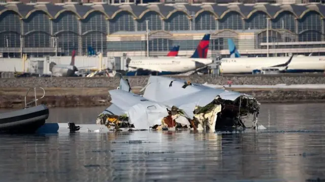 Badan pesawat American Airlines yang jatuh ke Sungai Potomac, Washington DC, Amerika Serikat, Kamis (30/01).